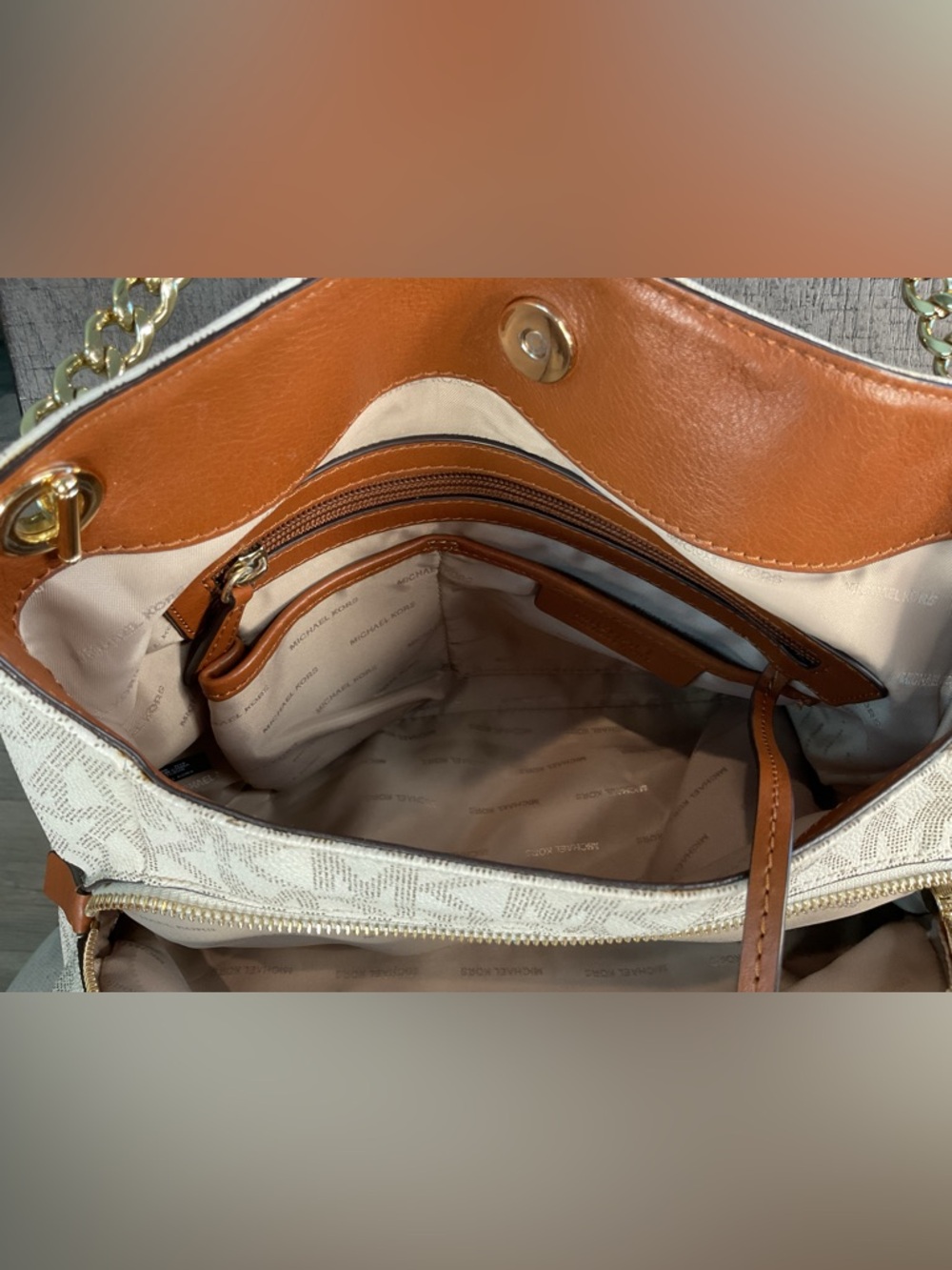 Michael Kors Raven Large Shoulder Tote in Vanilla Signature – Like New! - Picture 15 of 16